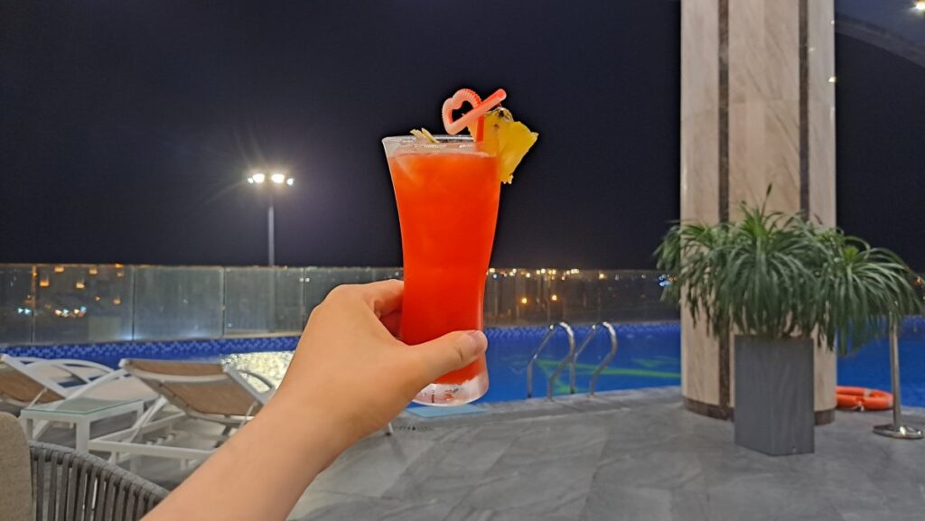 「Alan Sea Hotel Da Nang」ホテルの夜のプールでカクテルを傾ける
