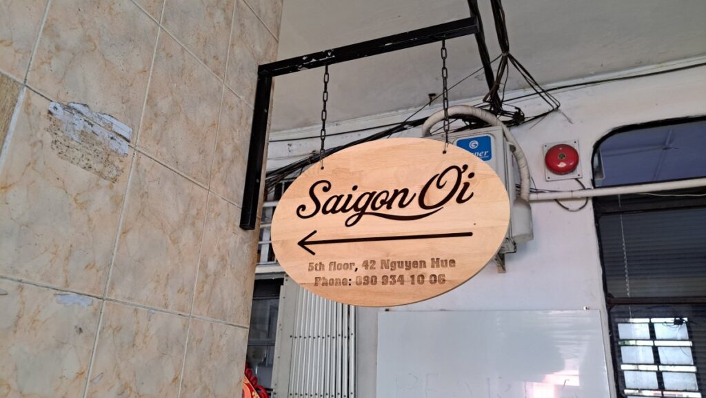 ５階の「Saigon Oi」の看板