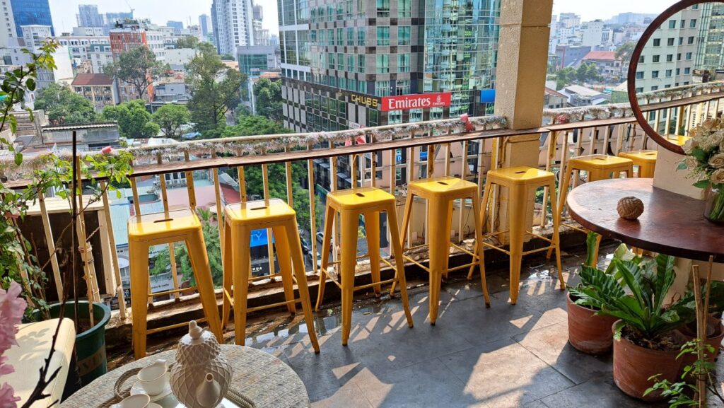 カフェのテラス席と、カフェから見た街景色