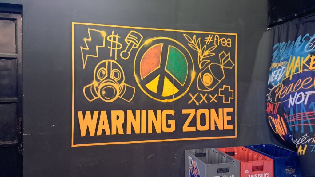 WARNING ZONE の看板