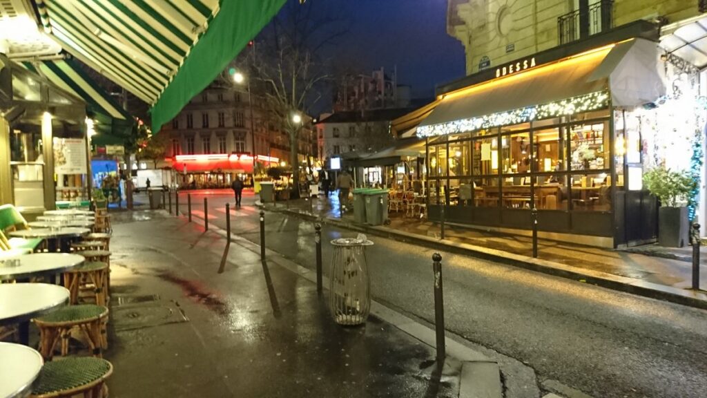 パリのまだ日が昇らない朝の雰囲気