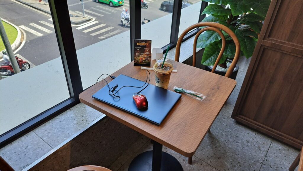 Amazon Cafe の窓側のテーブル