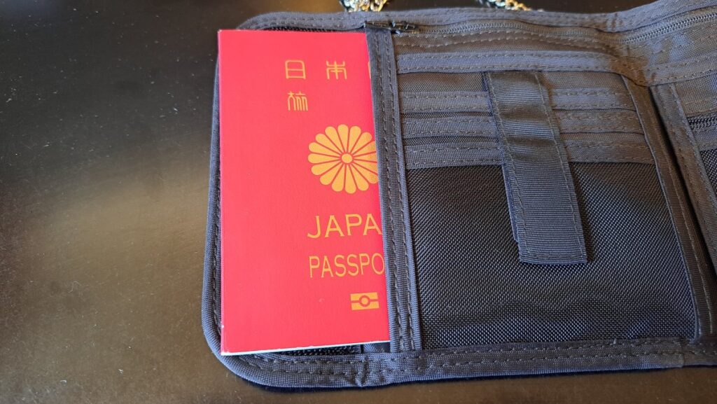パスポートケースにパスポートを入れたところ