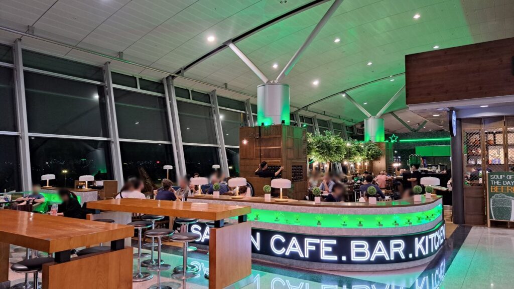 タムソンニャット国際空港の３階レストラン