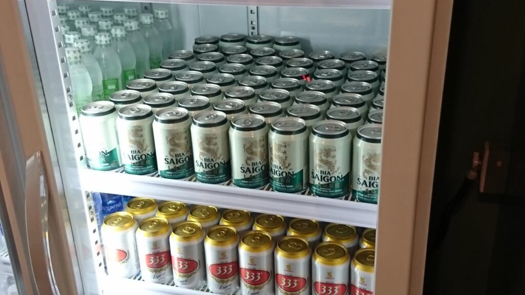 冷蔵庫に並んだビール