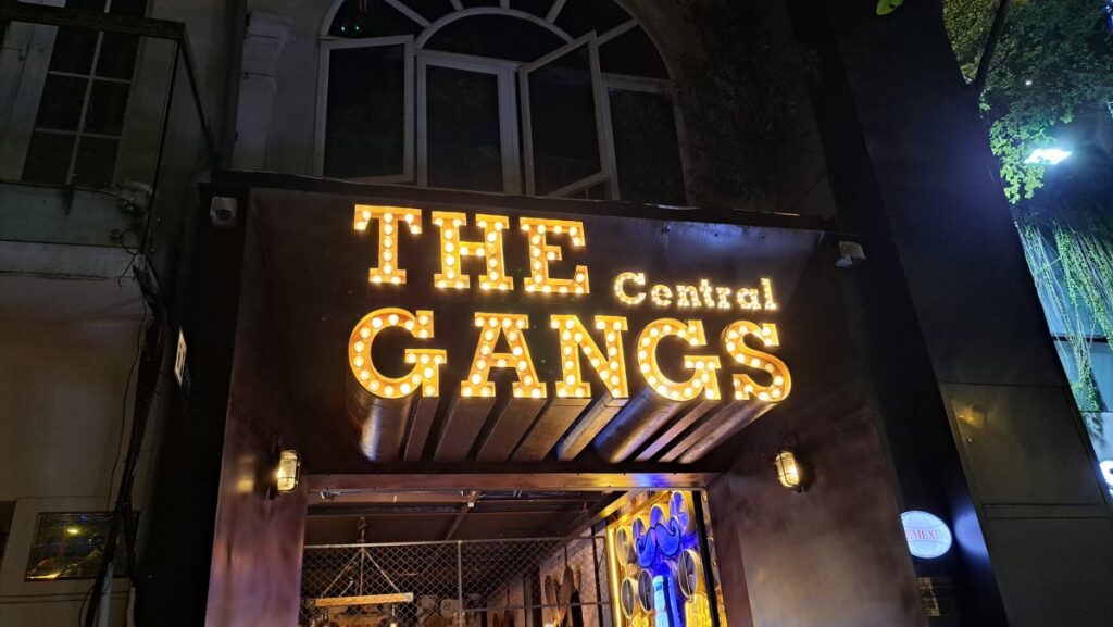 THE GANGS の看板