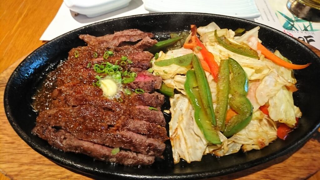 牛肉ステーキと野菜