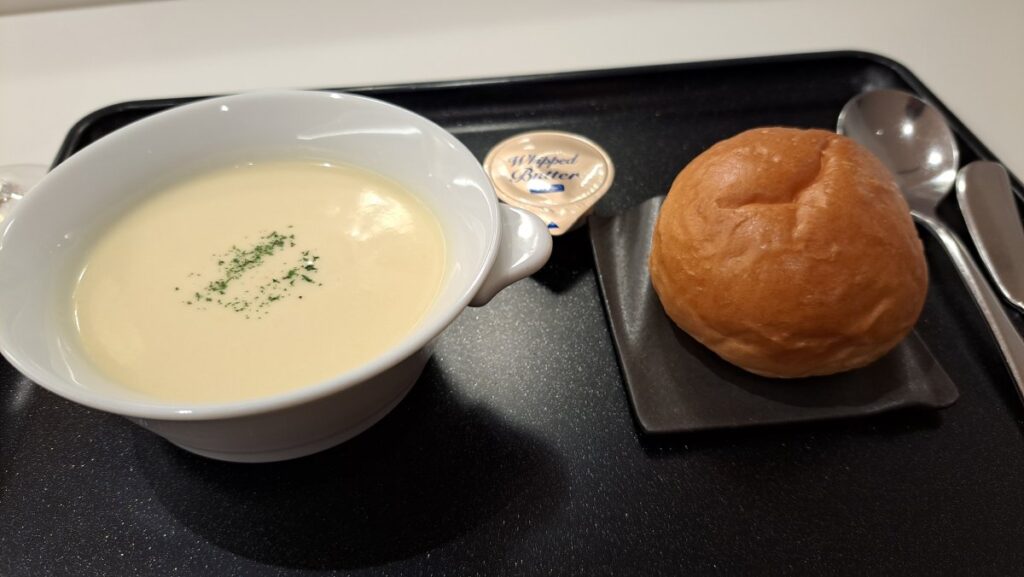 JAL のパンにスープ