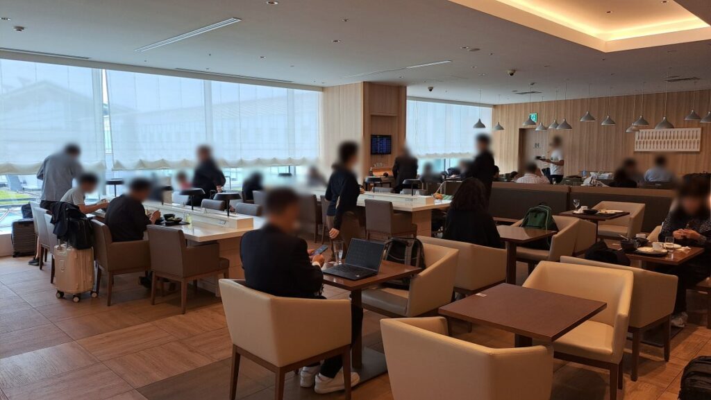 2025年4月26日、ゴールデンウィークスタートデーのサクララウンジ