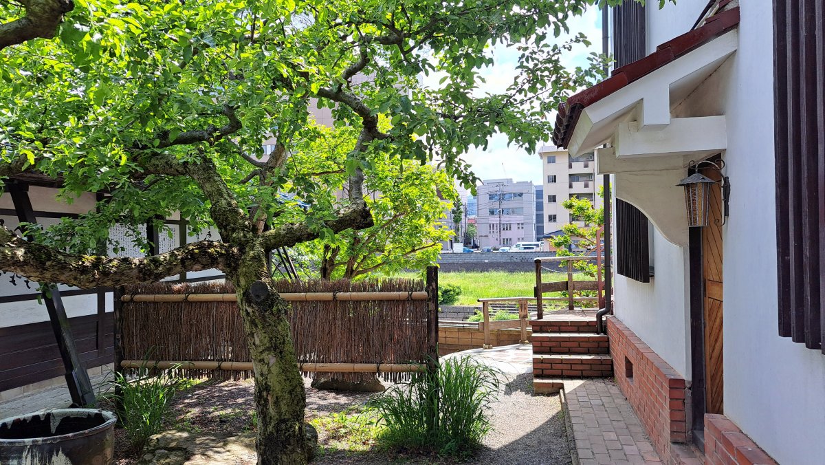 中庭を奥まで進むと見えてくる北上川の河原と、感じる川の風