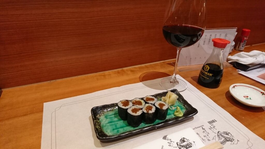 つまみで鉄火巻きを頼めるなど、飲める店になっています。