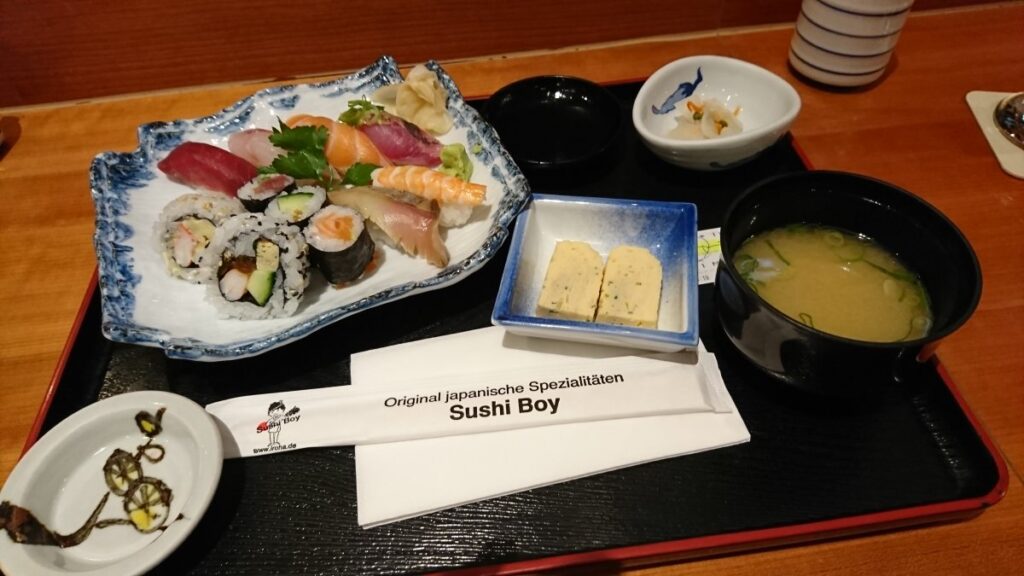お昼の寿司ランチ、寿司も日本で食べるものとそん色なく美味しい、味噌汁も日本の味です。