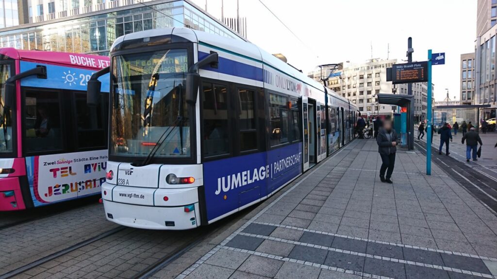 路面電車（トラム）と停留所、広くて乗りやすい、わかりやすいフランクフルト市内。