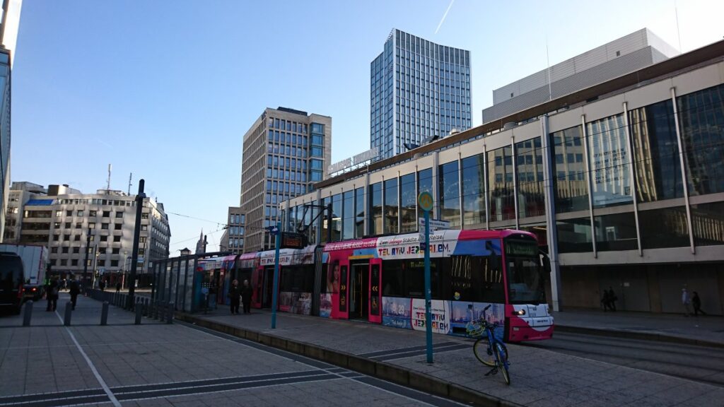 路面電車（トラム）の停留所は広く作られているので待っている間もゆったりです。