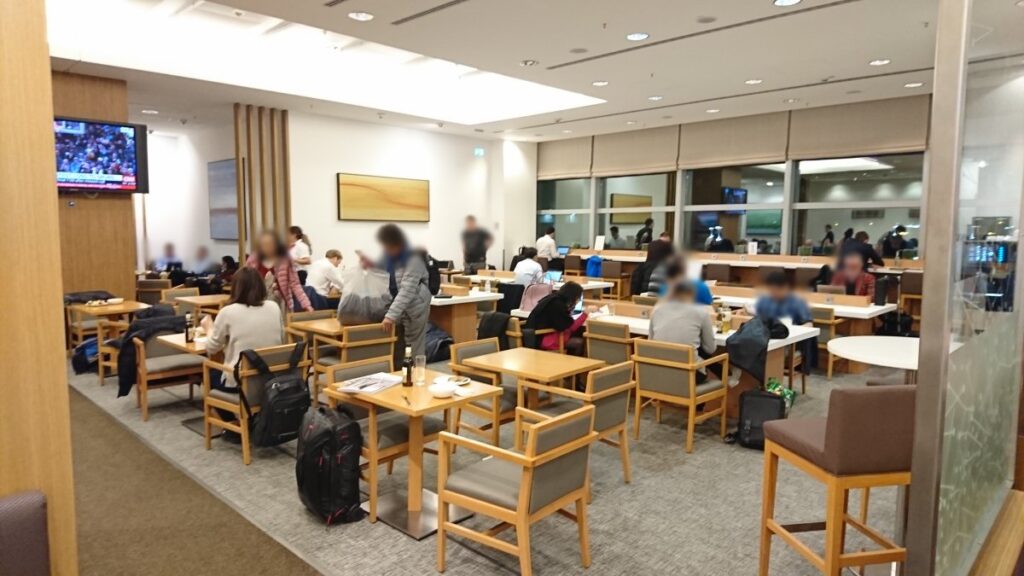日本仕様らしいサクララウンジの内観