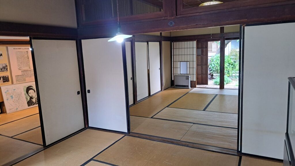 ふすまや障子、畳が広がる静かな和室の風景
