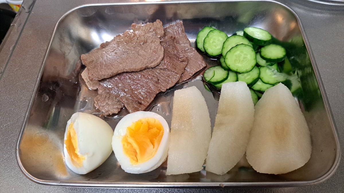 盛岡冷麺のトッピング 牛肉 ゆで卵 なし キュウリ