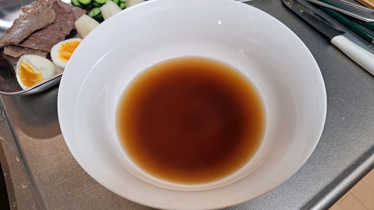 盛岡冷麺のスープとトッピング