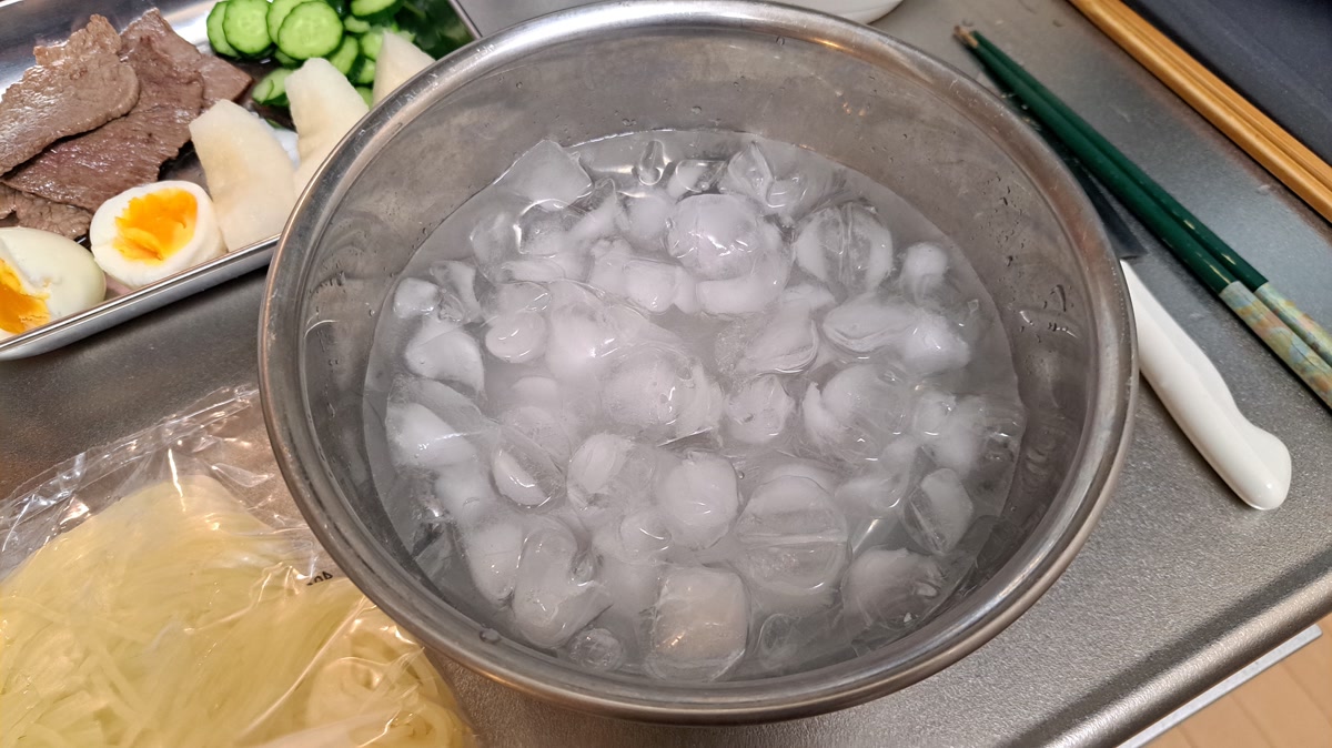 盛岡冷麺を冷やす氷水