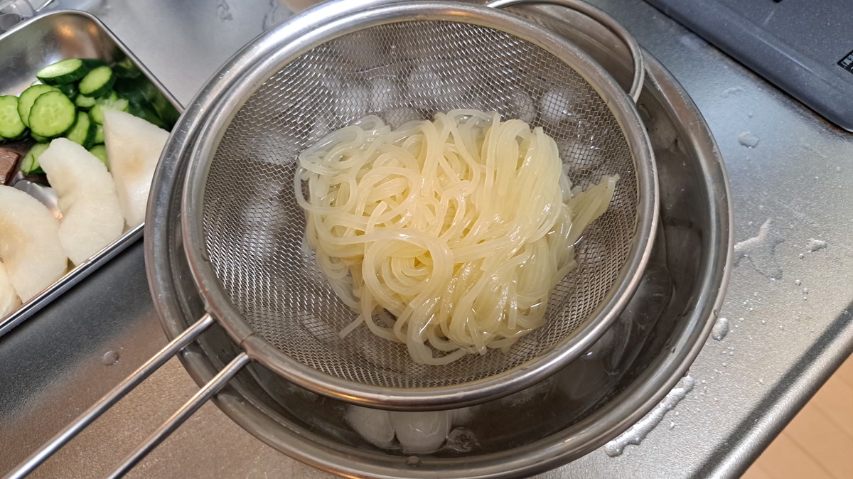 盛岡冷麺を氷水でしめる