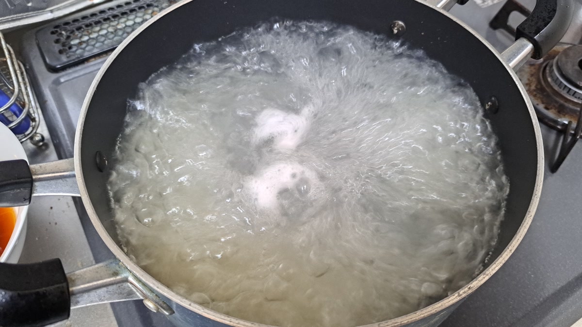 盛岡冷麺を茹でる