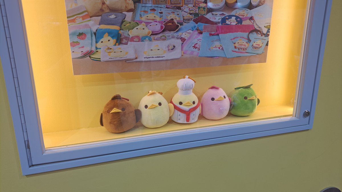ショーケースのぴよりんぬいぐるみ